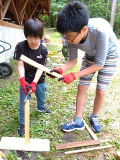 ナタと薪を使ってます